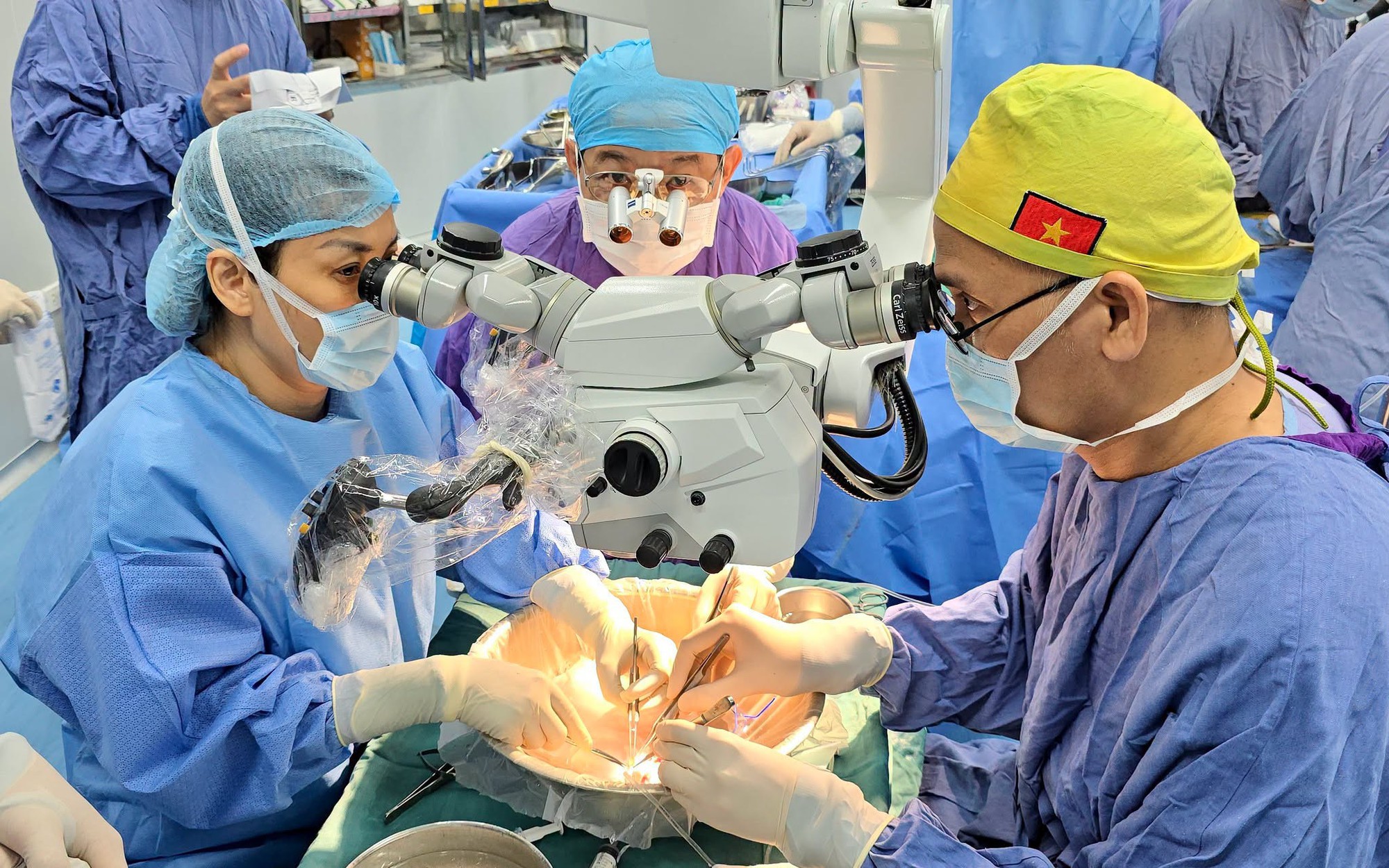 Người đàn ông 34 tuổi nhập viện vì viêm dương vật, bác sĩ lấy 20 viên thủy tinh do 'độ bi' tại nhà - Ảnh 2.