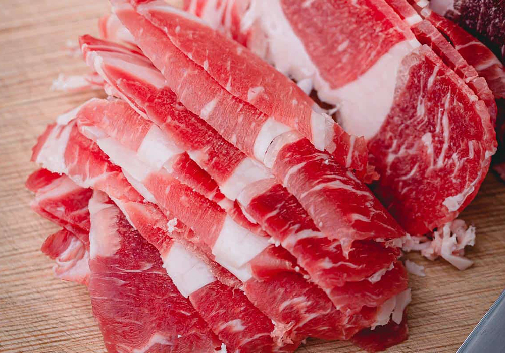 Thịt b&ograve; t&aacute;i c&oacute; bổ hơn thịt ch&iacute;n kh&ocirc;ng? nguy cơ v&agrave; lợi &iacute;ch cần biết - Ảnh 4.