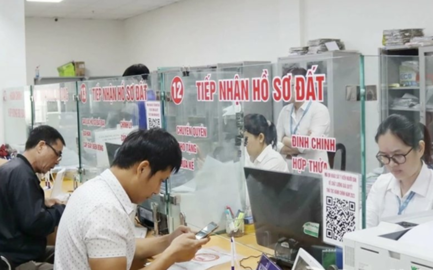 Cha mẹ cần chuẩn bị những gì khi muốn sang tên sổ đỏ cho con? - Ảnh 2.