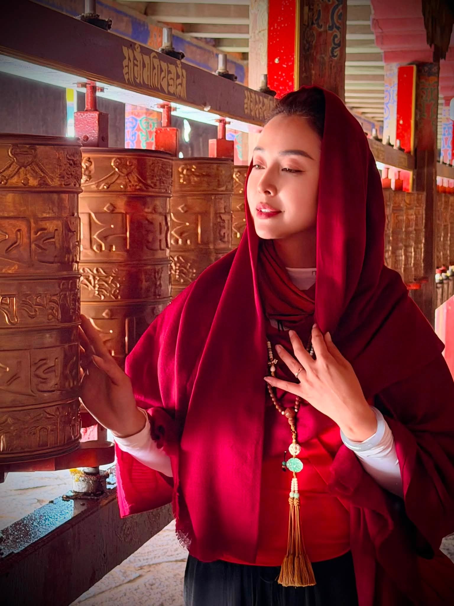 Hồng Diễm tỏa s&aacute;ng trong chuyến du lịch biển c&ugrave;ng bạn b&egrave; , Trương Quỳnh Anh ở tuổi U40 - Ảnh 1.