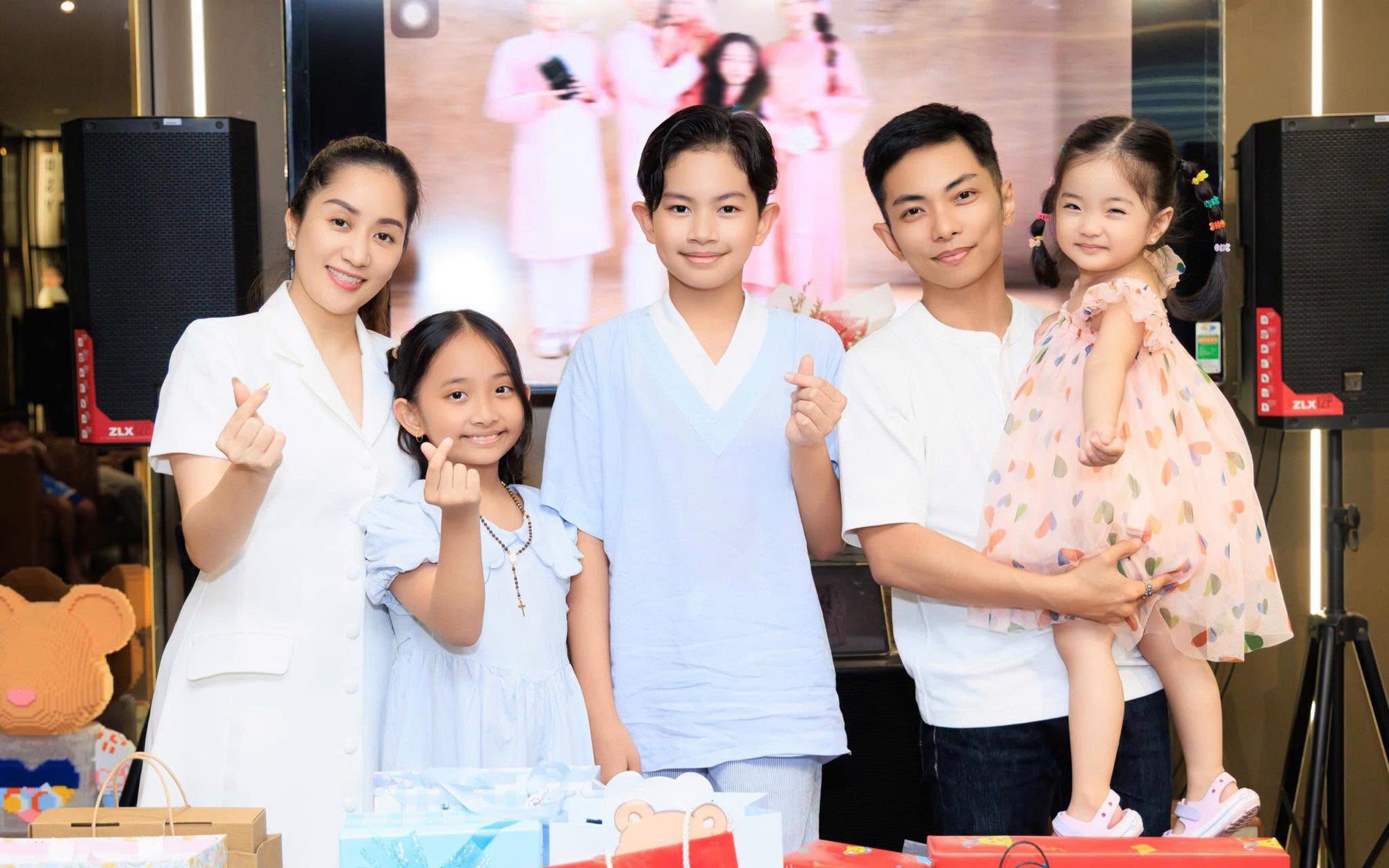 Kh&aacute;nh Thi chia sẻ lại ảnh chụp c&ugrave;ng Ch&iacute; Anh từ 26 năm trước - Ảnh 1.