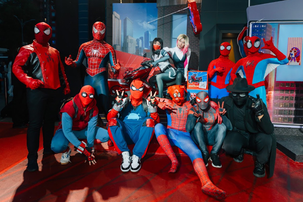Trần Ngọc V&agrave;ng g&acirc;y ch&uacute; &yacute; khi đi xem 'Spider-Man' - Ảnh 2.