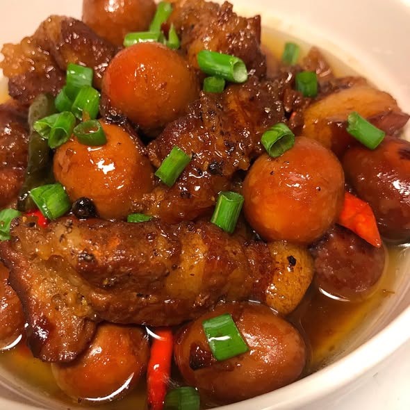 Kho thịt đừng chỉ d&ugrave;ng nước lọc, th&ecirc;m loại nước quen thuộc giải kh&aacute;t ng&agrave;y h&egrave; n&agrave;y gi&uacute;p thịt mềm, ngọt v&agrave; m&agrave;u đẹp tự nhi&ecirc;n - Ảnh 4.