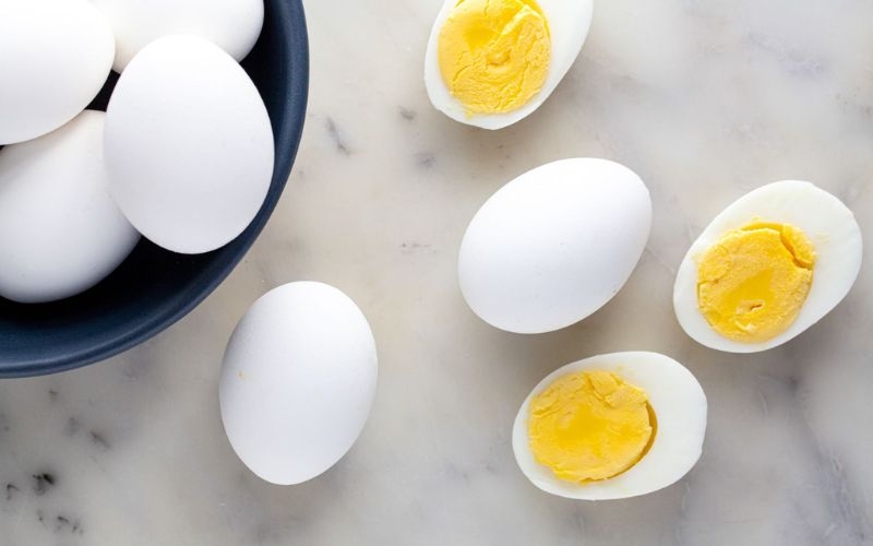 Trứng luộc để qua đ&ecirc;m c&oacute; ăn được kh&ocirc;ng? an to&agrave;n thực phẩm cần biết - Ảnh 1.