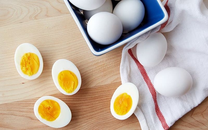 Trứng luộc để qua đ&ecirc;m c&oacute; ăn được kh&ocirc;ng? an to&agrave;n thực phẩm cần biết - Ảnh 4.