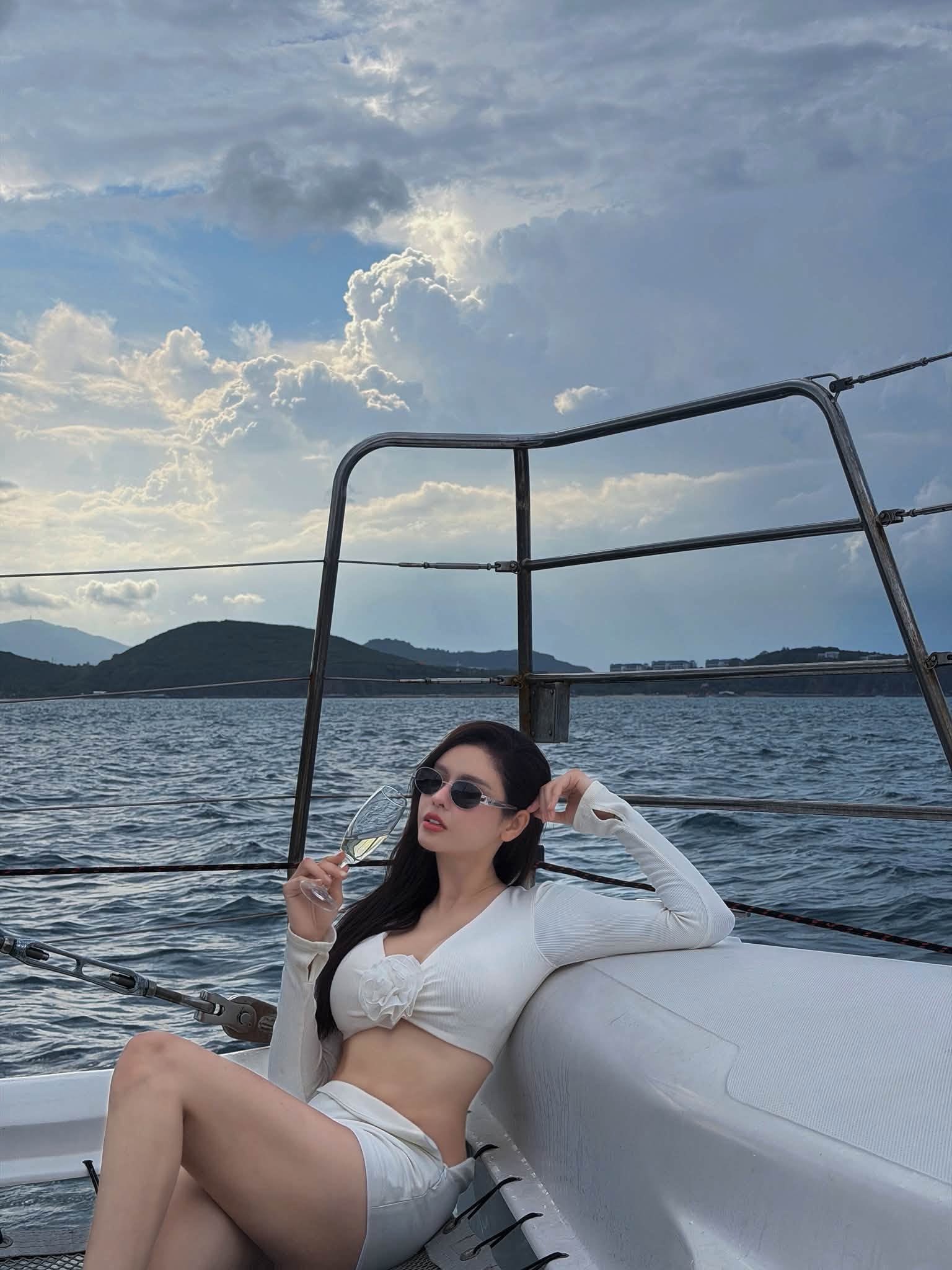 Hồng Diễm tỏa s&aacute;ng trong chuyến du lịch biển c&ugrave;ng bạn b&egrave; , Trương Quỳnh Anh ở tuổi U40 - Ảnh 6.