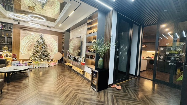 Hồng Đăng v&agrave; cuộc sống vi&ecirc;n m&atilde;n b&ecirc;n gia đ&igrave;nh trong biệt thự 3 mặt tiền đắt đỏ - Ảnh 6.