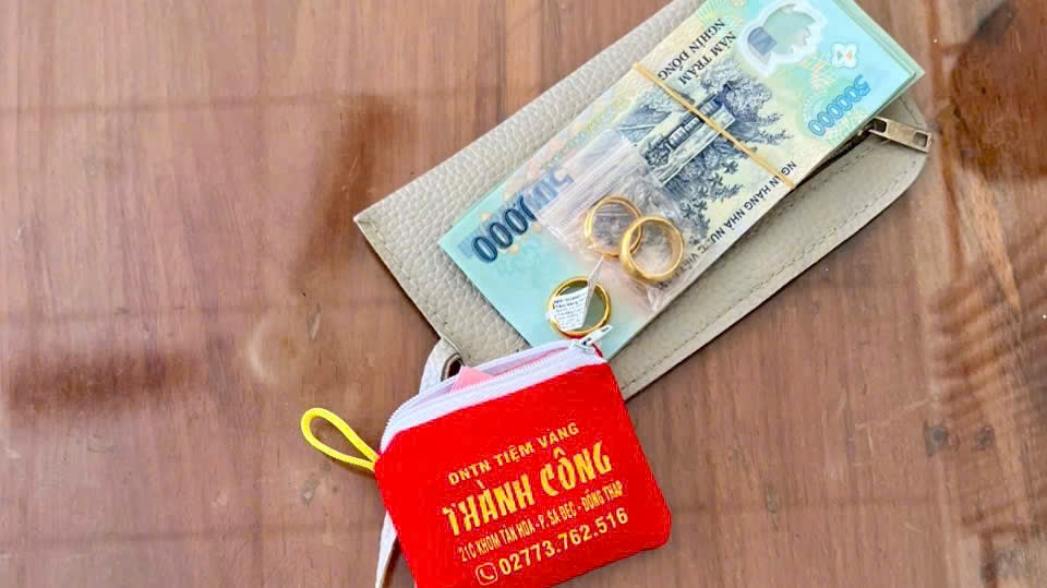 Ph&aacute;t hiện cọc tiền 500.000 đồng v&agrave; gần 10 chỉ v&agrave;ng 24K nằm chơ vơ gần đống r&aacute;c, c&ocirc;ng an lập tức x&aacute;c minh - Ảnh 2.