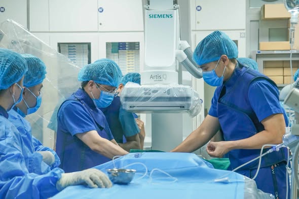 Người phụ nữ 68 tuổi bị đột quỵ hai lần trong chưa đầy 24 giờ vì cục máu đông 'đổi hướng' - Ảnh 2.
