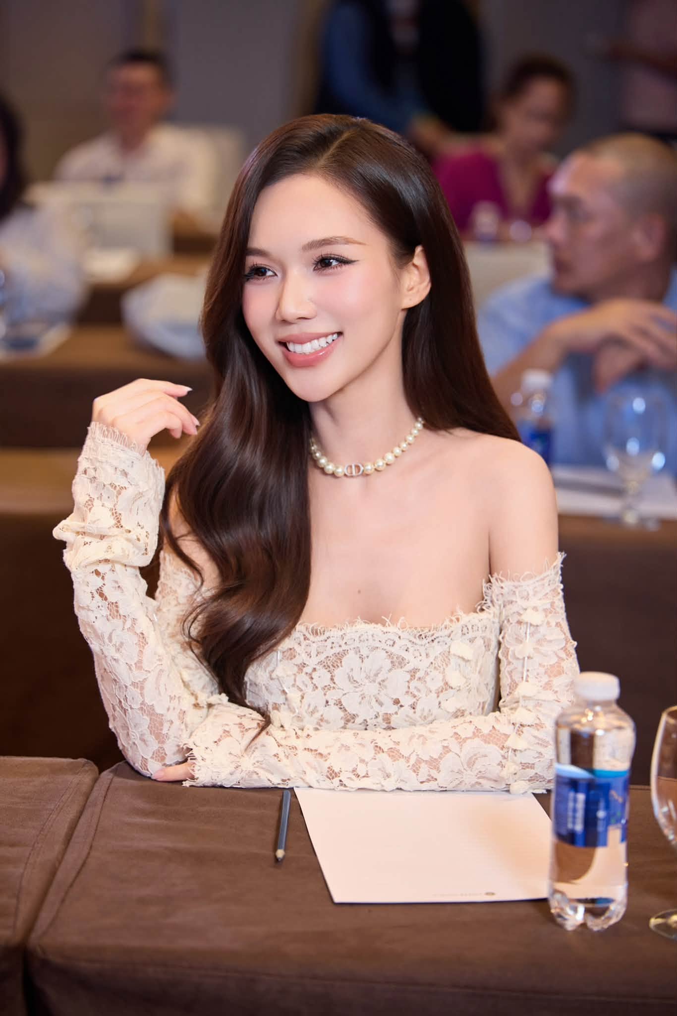 Ca sĩ T&oacute;c Ti&ecirc;n g&acirc;y ấn tượng với thời trang trẻ trung , Hoa hậu Tiểu Vy gợi cảm ở tuổi 26 - Ảnh 6.