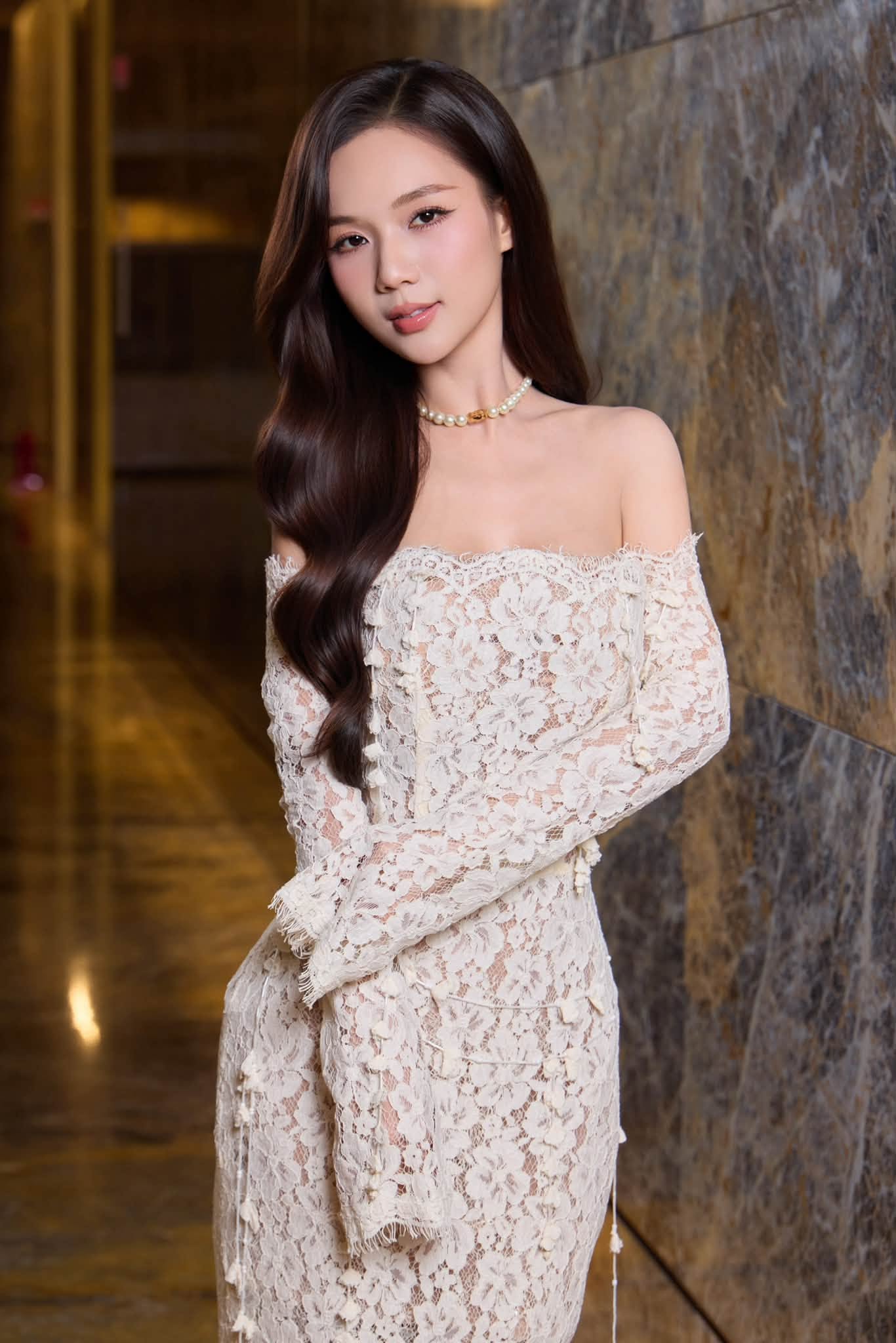 Ca sĩ T&oacute;c Ti&ecirc;n g&acirc;y ấn tượng với thời trang trẻ trung , Hoa hậu Tiểu Vy gợi cảm ở tuổi 26 - Ảnh 5.