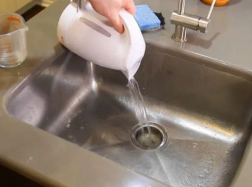 5 c&aacute;ch th&ocirc;ng chậu rửa ch&eacute;n bị tắc cực nhanh, kh&ocirc;ng lo tốn tiền gọi thợ - Ảnh 4.