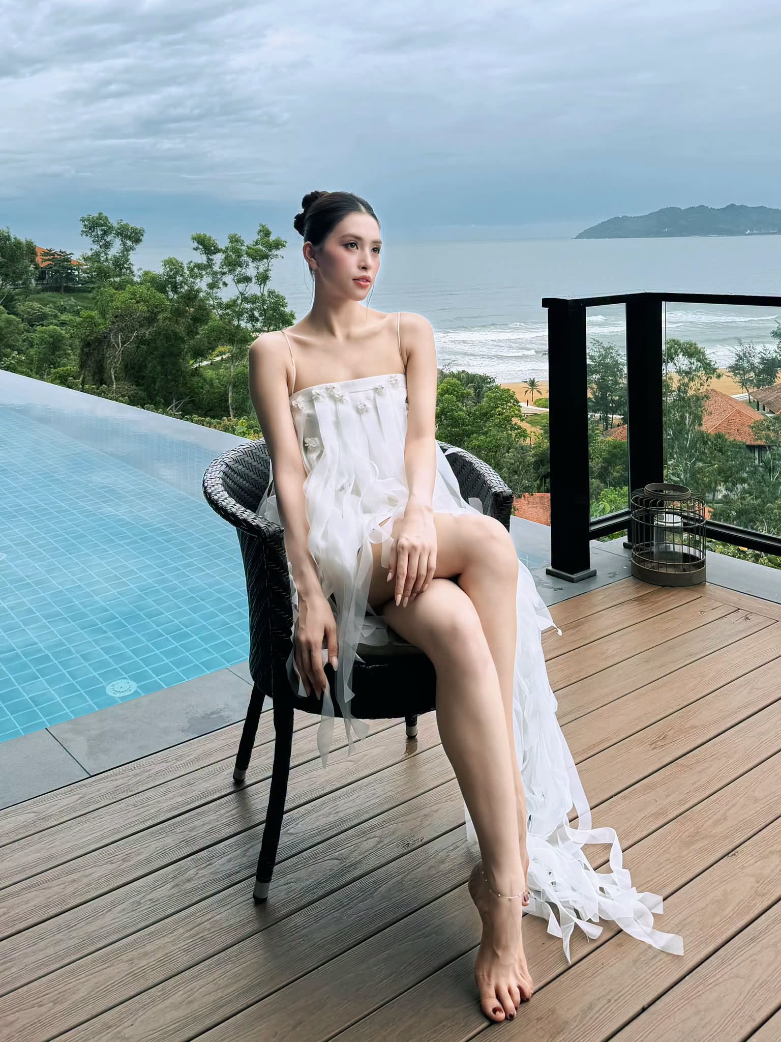 Ca sĩ T&oacute;c Ti&ecirc;n g&acirc;y ấn tượng với thời trang trẻ trung , Hoa hậu Tiểu Vy gợi cảm ở tuổi 26 - Ảnh 7.