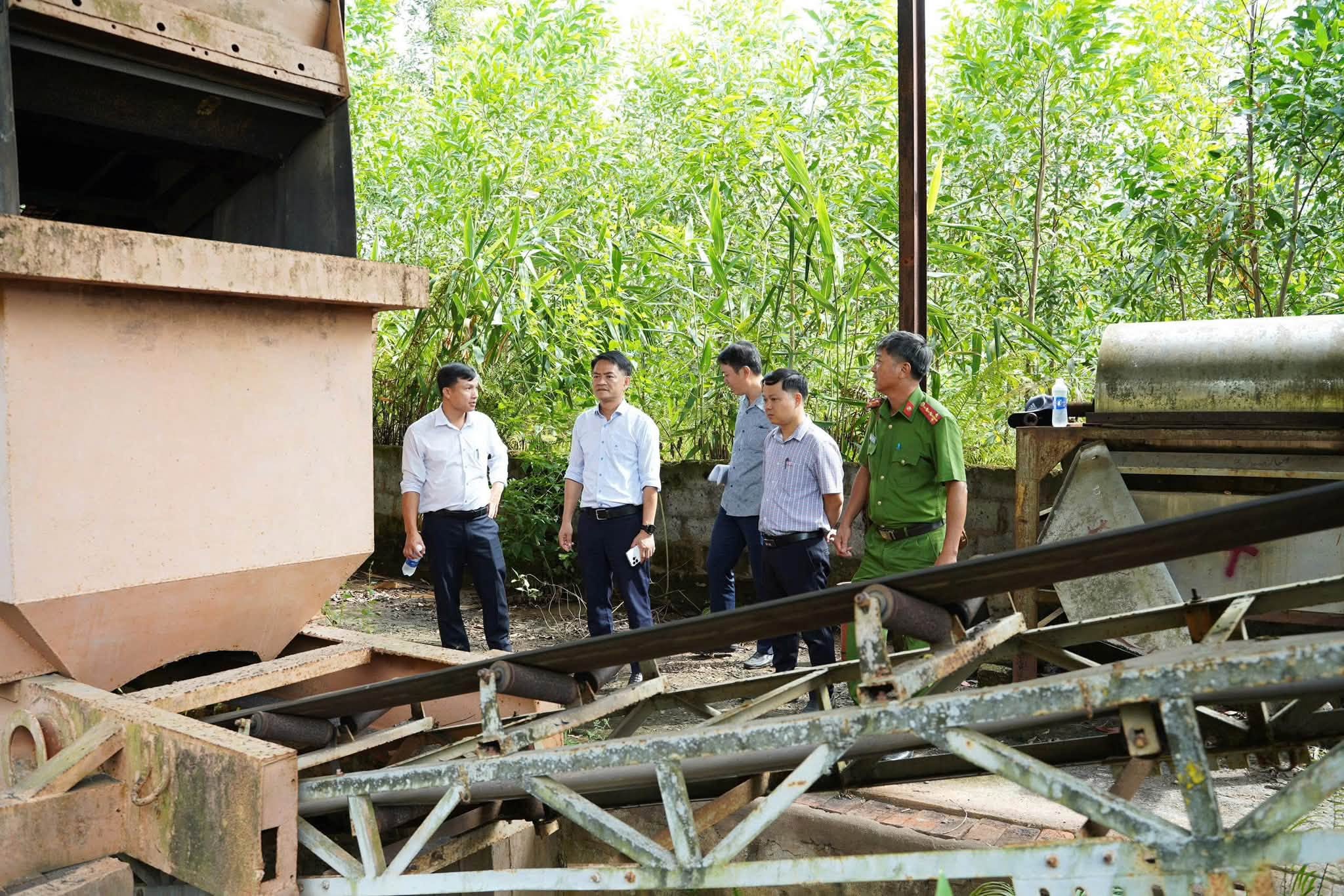 Diễn biến mới vụ h&agrave;ng loạt t&agrave;i sản tiền tỷ bị 'bỏ qu&ecirc;n' giữa rừng ở Huế - Ảnh 1.