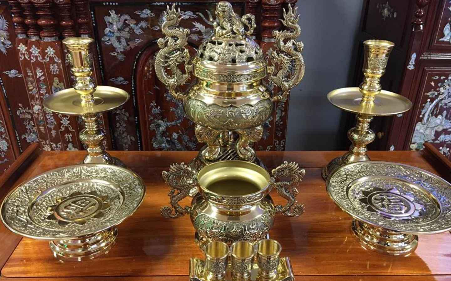 Thứ đặt ngay cạnh b&aacute;t hương tr&ecirc;n b&agrave;n thờ nhưng nhiều người d&ugrave;ng sai c&ocirc;ng dụng, ảnh hưởng phong thủy - Ảnh 5.