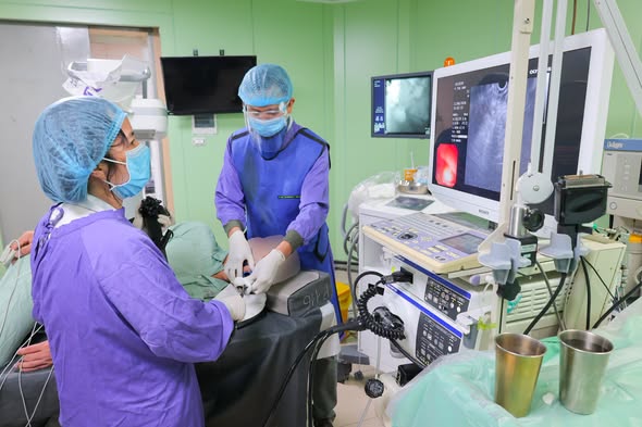 Su&yacute;t thủng dạ d&agrave;y v&igrave; nuốt hạt t&aacute;o đỏ: Th&oacute;i quen nhiều người vẫn chủ quan khi ăn - Ảnh 2.