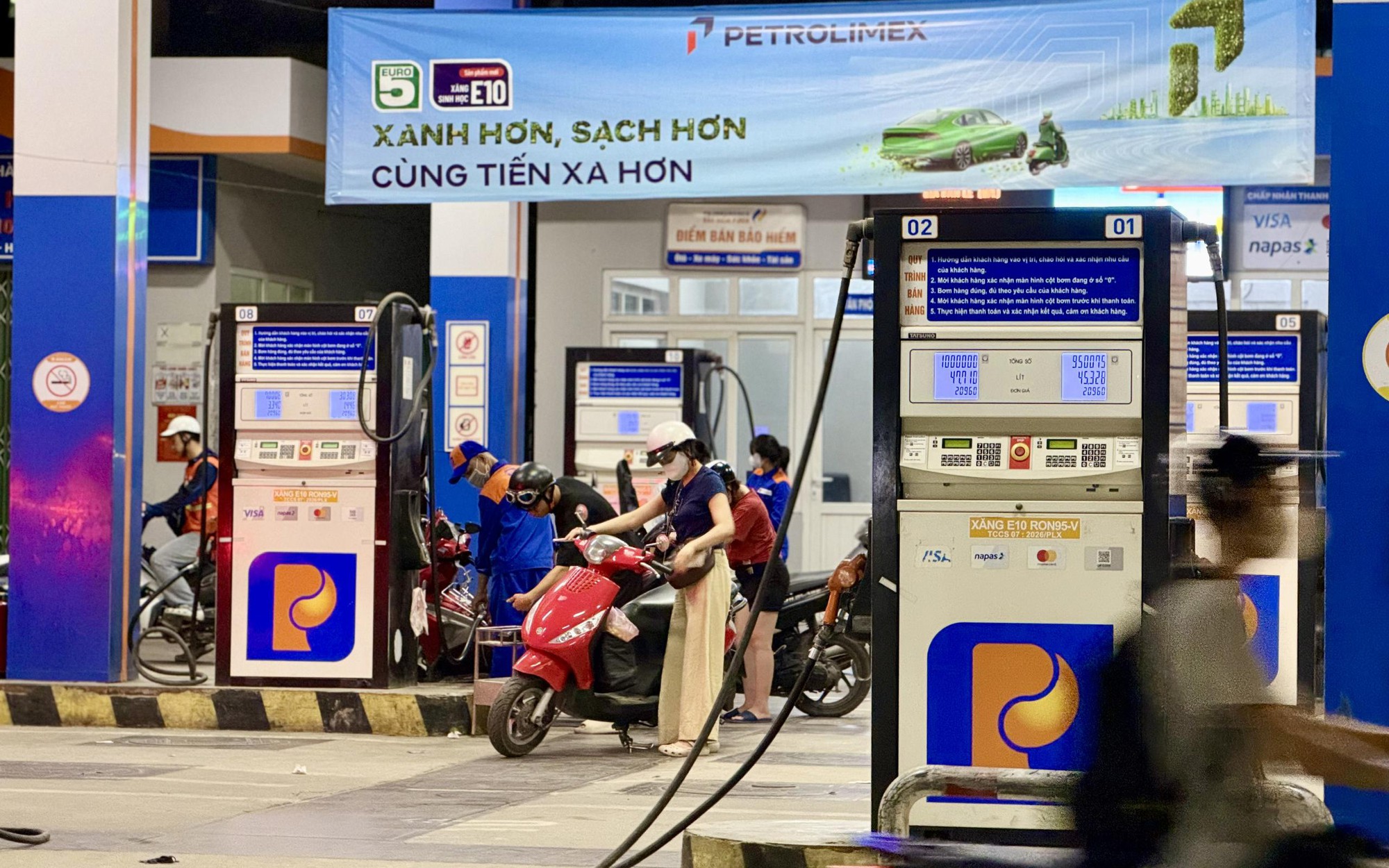 Gi&aacute; xăng dầu bất ngờ giảm sau chuỗi ng&agrave;y tăng li&ecirc;n tục - Ảnh 3.