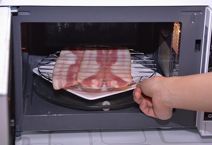 Sai lầm nhiều gia đình mắc khi dùng lò vi sóng khiến thức ăn có thể 'chín giả' - Ảnh 1.