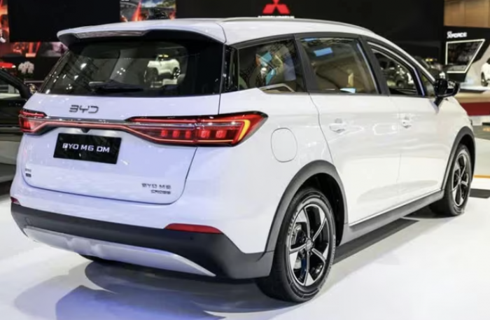 Gi&aacute; cả thị trường xe MPV 7 chỗ 2026: BYD M6 DM Cạnh tranh Mitsubishi Xpander - Ảnh 3.
