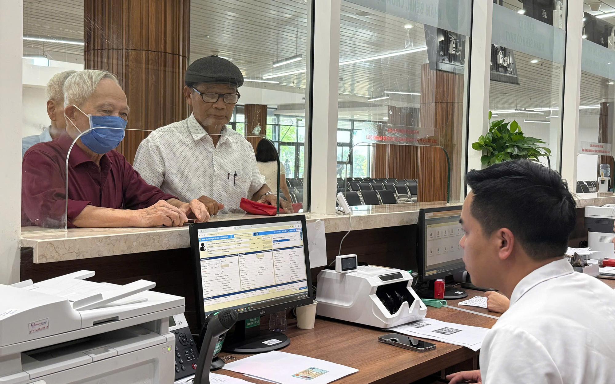 Đến hết năm 2026, 100% người H&agrave; Nội hưởng an sinh x&atilde; hội được t&iacute;ch hợp t&agrave;i khoản tr&ecirc;n VNeID? - Ảnh 1.