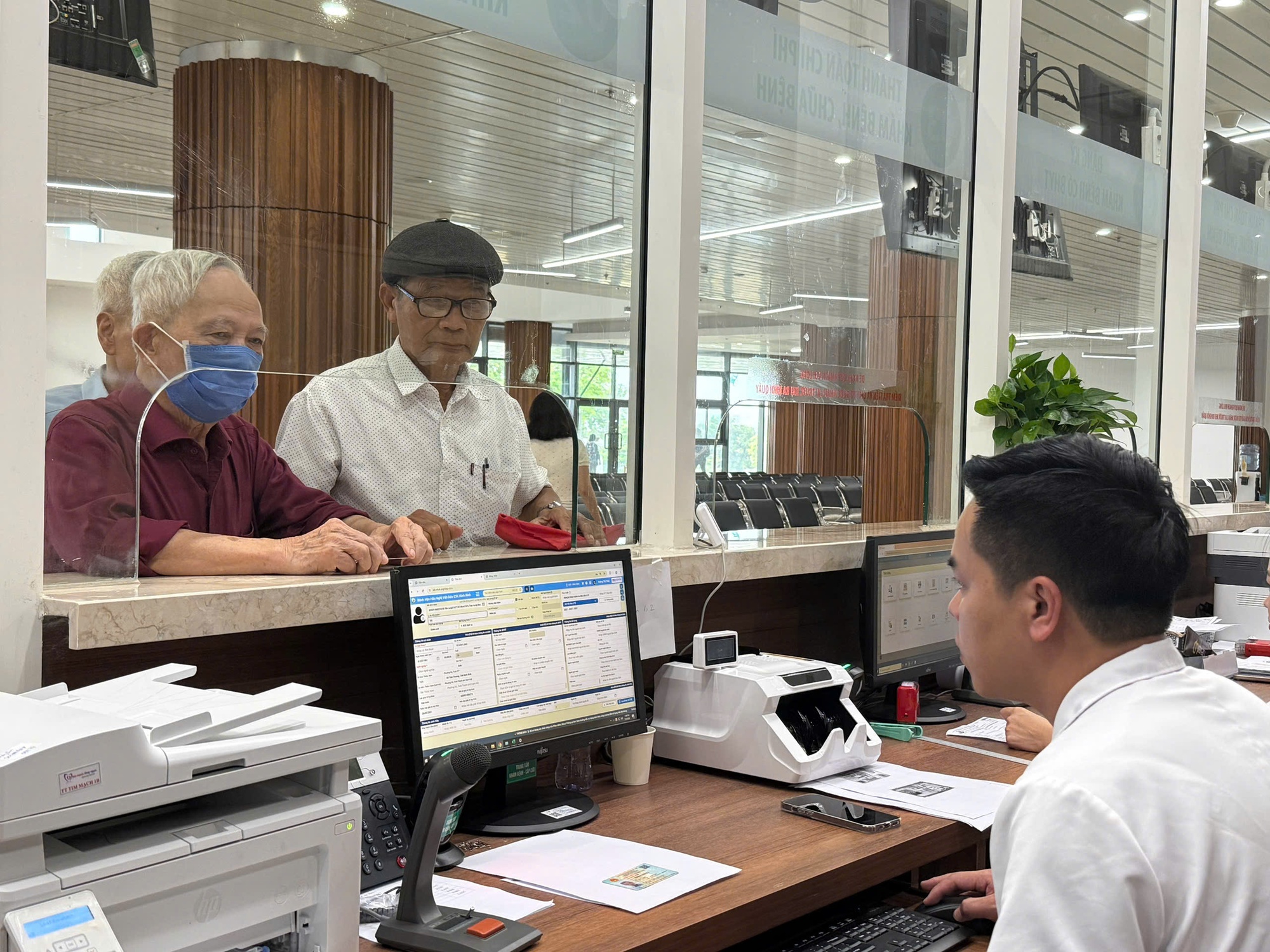 Hà Nội bắt đầu triển khai chiến dịch chuẩn hóa dữ liệu y tế, mỗi người dân có một Sổ sức khỏe điện tử trên VNeID - Ảnh 1.