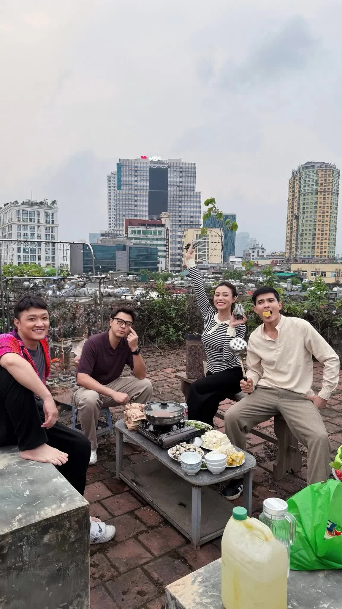 Loạt ảnh g&acirc;y thương nhớ ở hậu trường Dưới &ocirc; cửa s&aacute;ng đ&egrave;n - Ảnh 10.