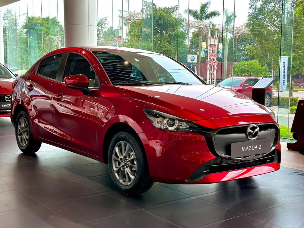 Giá lăn bánh Mazda 2 2026 giảm sốc , rẻ hơn Hyundai Grand i10 và Kia Morning - Ảnh 2.