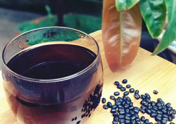 Uống nước đỗ đen m&ugrave;a h&egrave; nhất định phải biết điều n&agrave;y để kh&ocirc;ng g&acirc;y hại sức khỏe - Ảnh 1.