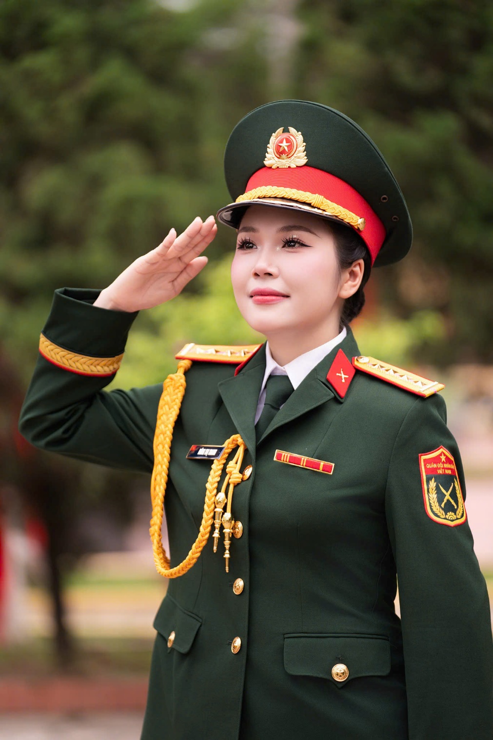 Uyên Trang - nữ ca sĩ mang hàm Đại úy, hai lần thủ khoa Đại học Văn hóa Nghệ thuật Quân đội - Ảnh 1.