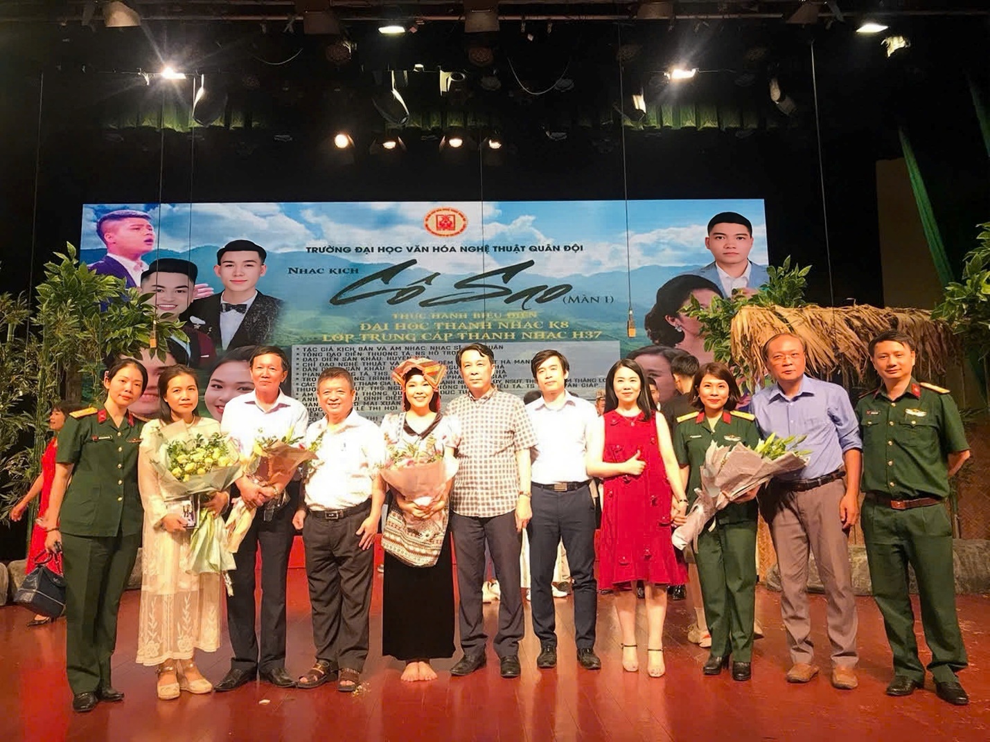Uyên Trang - nữ ca sĩ mang hàm Đại úy, hai lần thủ khoa Đại học Văn hóa Nghệ thuật Quân đội - Ảnh 2.