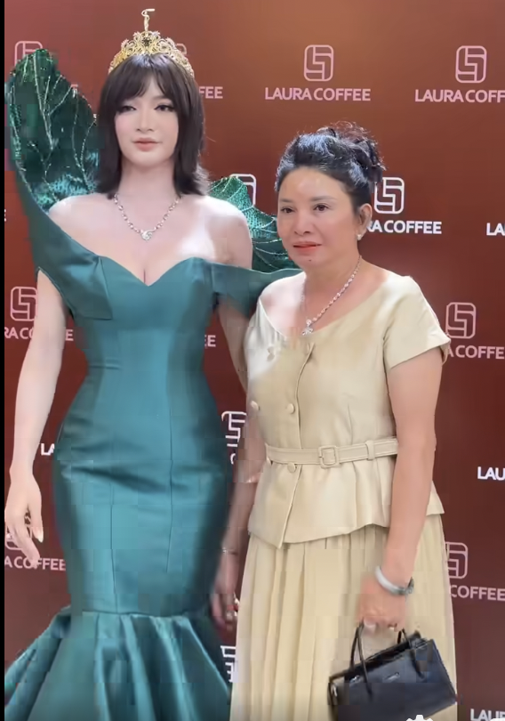 Bố mẹ Hoa hậu Yến Nhi xuất hiện nổi bật tại thảm đỏ Miss Grand Vietnam 2026 - Ảnh 5.