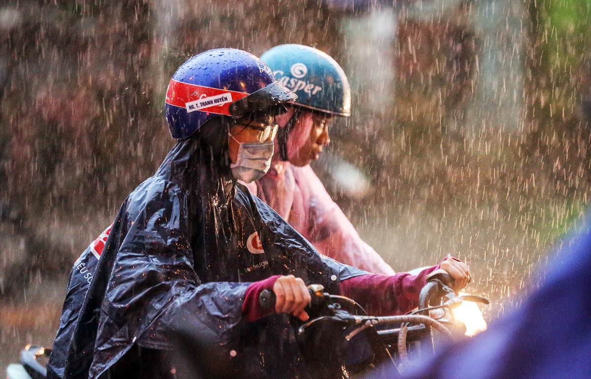 B&atilde;o số 1 &aacute;p s&aacute;t Quảng Ninh, H&agrave; Nội k&iacute;ch hoạt phương &aacute;n ứng ph&oacute; mưa lớn v&agrave; d&ocirc;ng lốc - Ảnh 3.