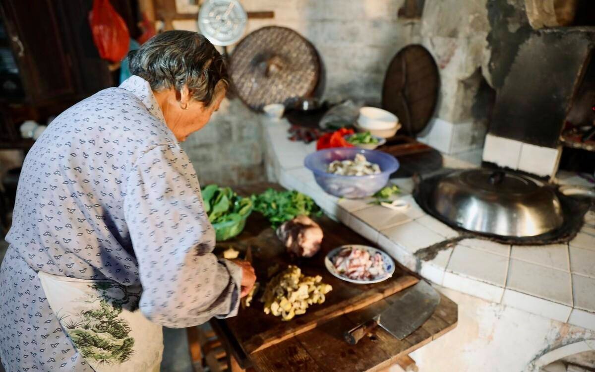 Mang hơn 1 tỷ đồng đến trả nợ thay con gái, tôi 'quay xe' ngay khi nghe câu con nói với mẹ chồng - Ảnh 2.