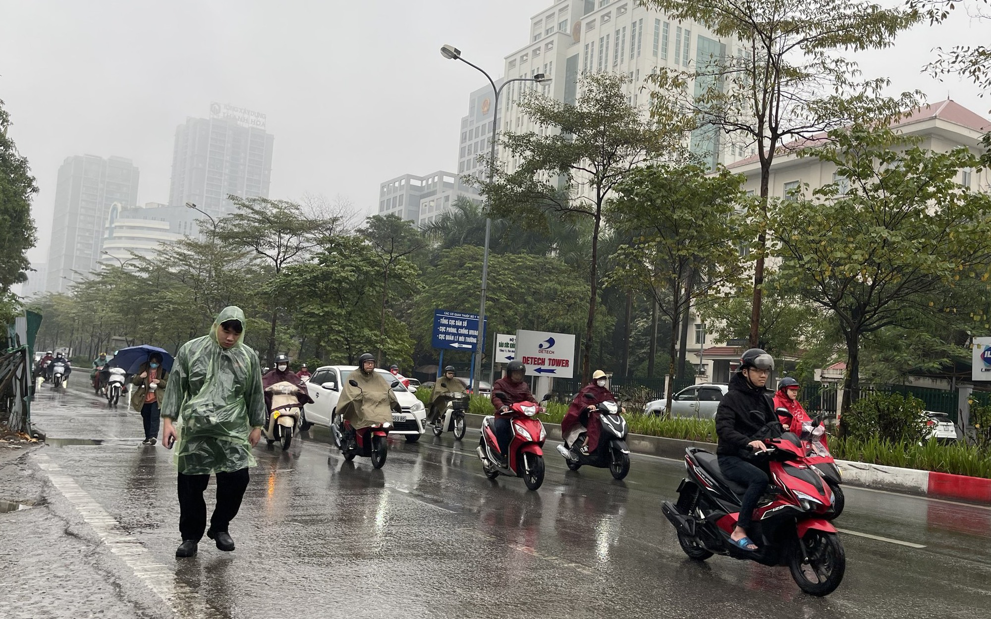 Kiểu thời tiết ở H&agrave; Nội v&agrave; miền Bắc khiến người d&acirc;n cần thận trọng đề ph&ograve;ng - Ảnh 3.