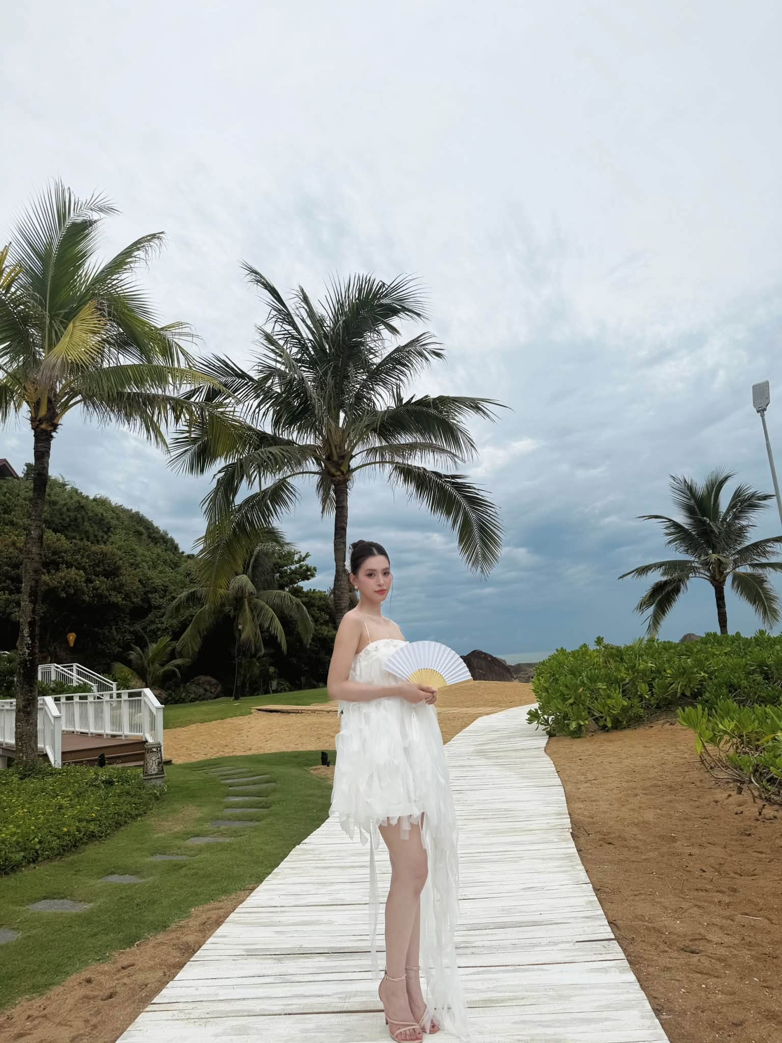 Phương Trinh Jolie khoe sắc vóc ' cực phẩm ' trong bikini , Hương Giang hóa ' nàng thơ ' - Ảnh 5.