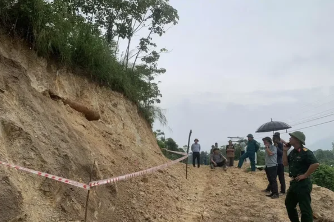 Nguy cơ sạt lở m&aacute;i dốc đe dọa an to&agrave;n tại Đền S&oacute;c, H&agrave; Nội k&iacute;ch hoạt ứng ph&oacute; khẩn cấp - Ảnh 1.