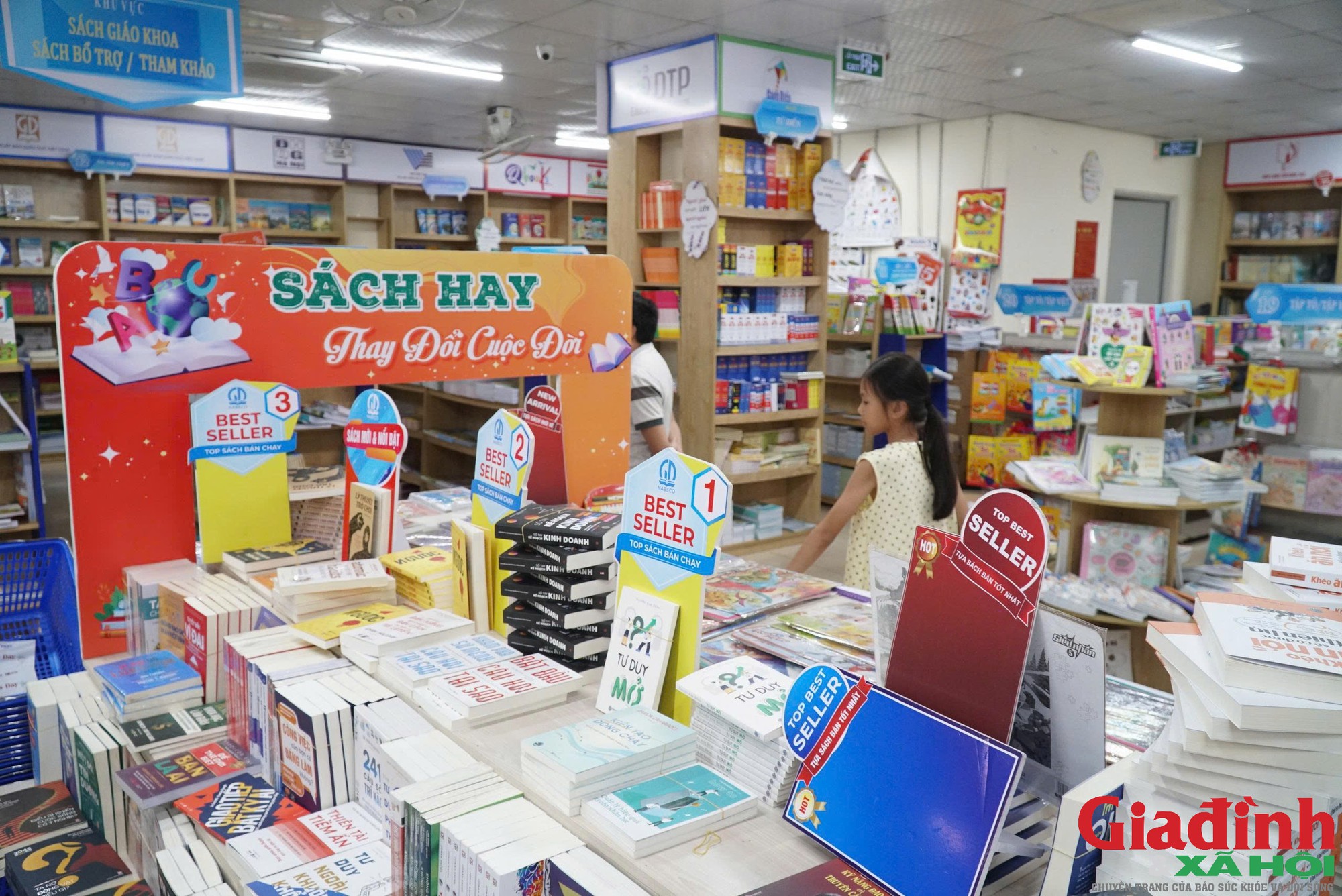 Hơn 200.000 học sinh Nghệ An được mượn s&aacute;ch gi&aacute;o khoa miễn ph&iacute;, dự kiến từ năm học tới - Ảnh 2.