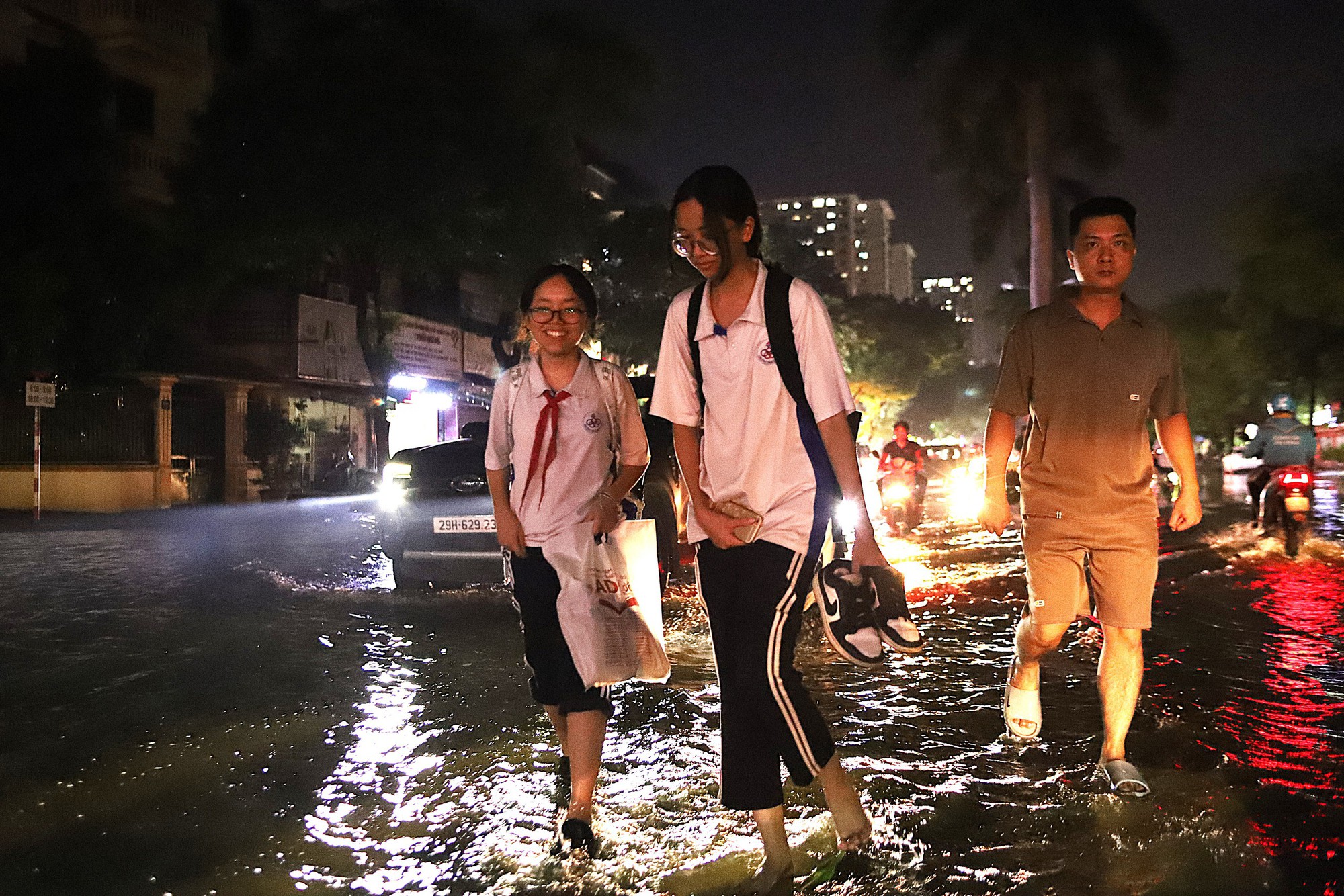 H&agrave; Nội vẫn ngập sau mưa lớn, v&igrave; sao hệ thống tho&aacute;t nước chưa đ&aacute;p ứng được?- Ảnh 2.