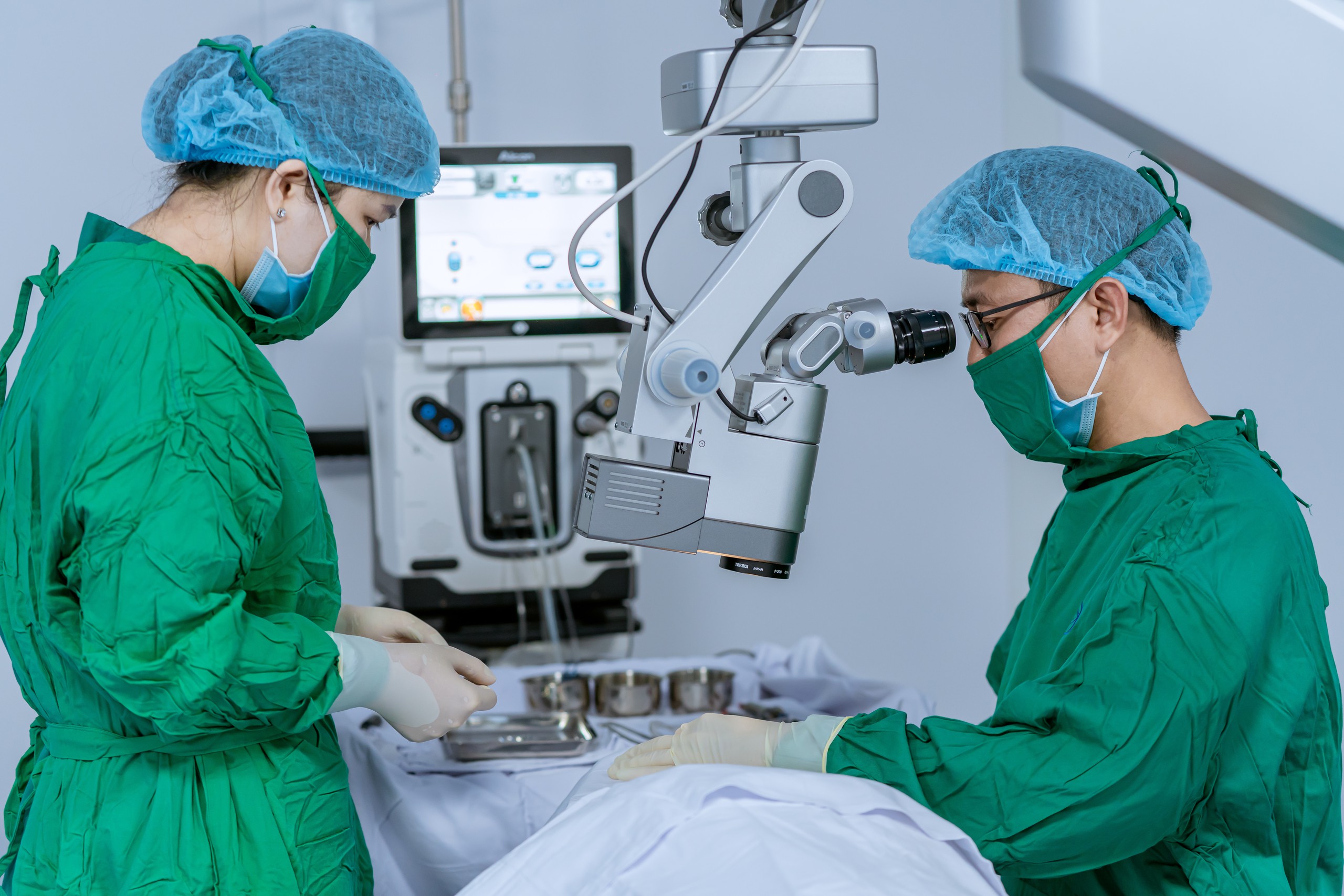 Điều trị thành công ca bong võng mạc bằng phương pháp bơm khí nội nhãn ít xâm lấn 1 Điều trị thành công ca bong võng mạc bằng phương pháp bơm khí nội nhãn ít xâm lấn - Ảnh 1.