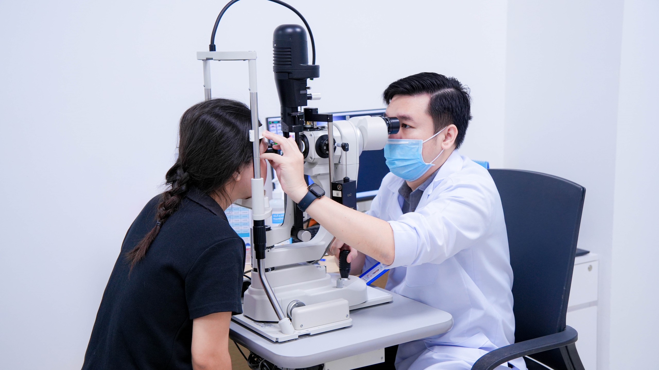 Điều trị thành công ca bong võng mạc bằng phương pháp bơm khí nội nhãn ít xâm lấn 2 Điều trị thành công ca bong võng mạc bằng phương pháp bơm khí nội nhãn ít xâm lấn - Ảnh 2.