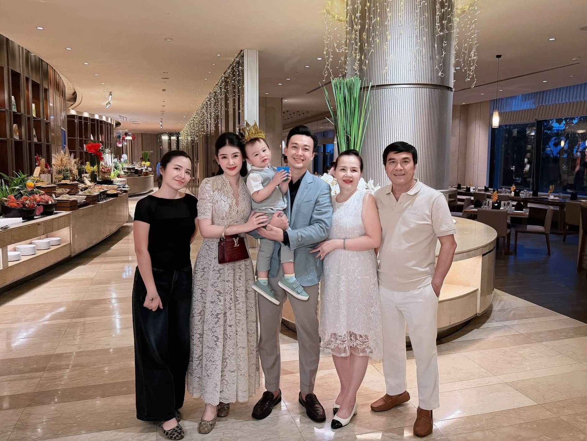 Bố mẹ chồng Lê Âu Ngân Anh - Ảnh 9.