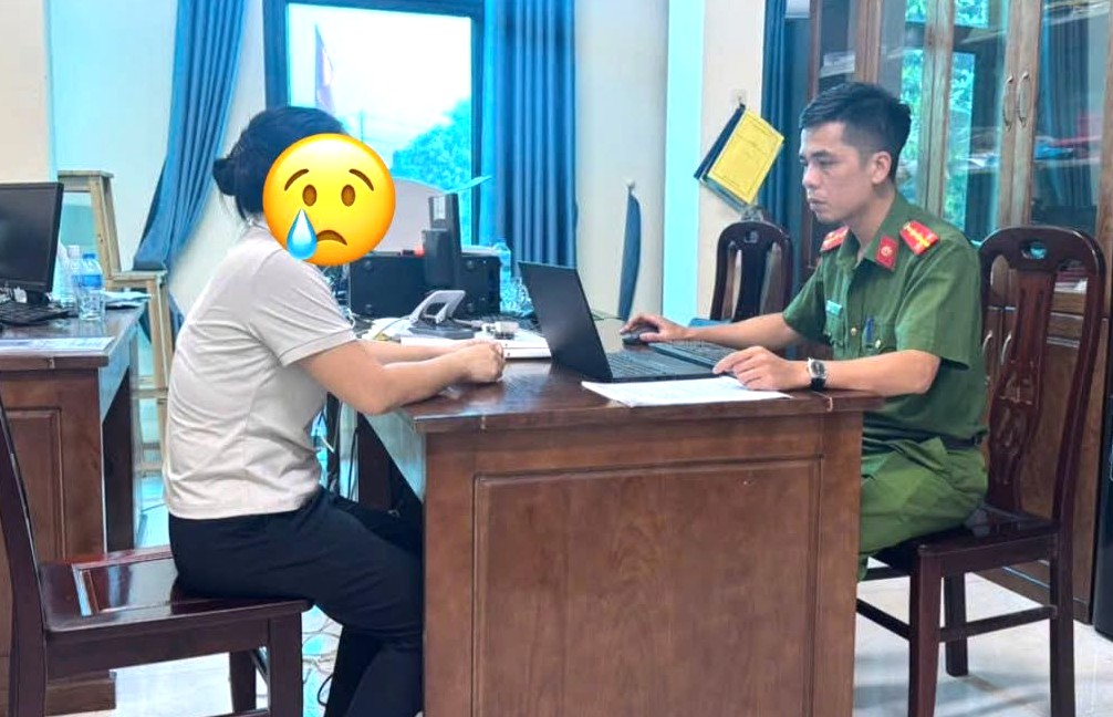 Hành động bất ngờ của người mẹ khi con gái bị loại khỏi đội nghi thức - Ảnh 2.
