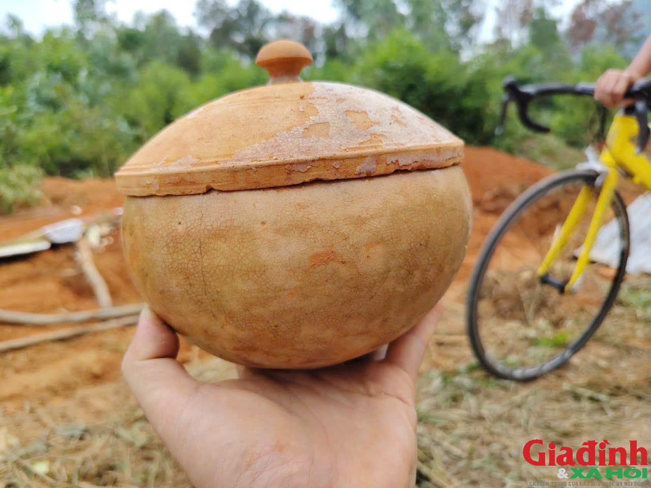 Đ&agrave;o đất l&agrave;m h&agrave;ng r&agrave;o, người d&acirc;n ph&aacute;t hiện mộ gạch cổ c&ugrave;ng kiếm, tiền cổ - Ảnh 5.