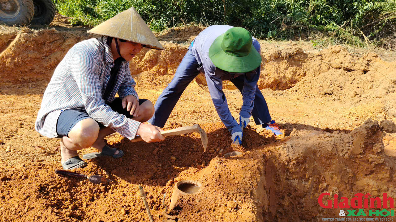 Đ&agrave;o đất l&agrave;m h&agrave;ng r&agrave;o, người d&acirc;n ph&aacute;t hiện mộ gạch cổ c&ugrave;ng kiếm, tiền cổ - Ảnh 10.