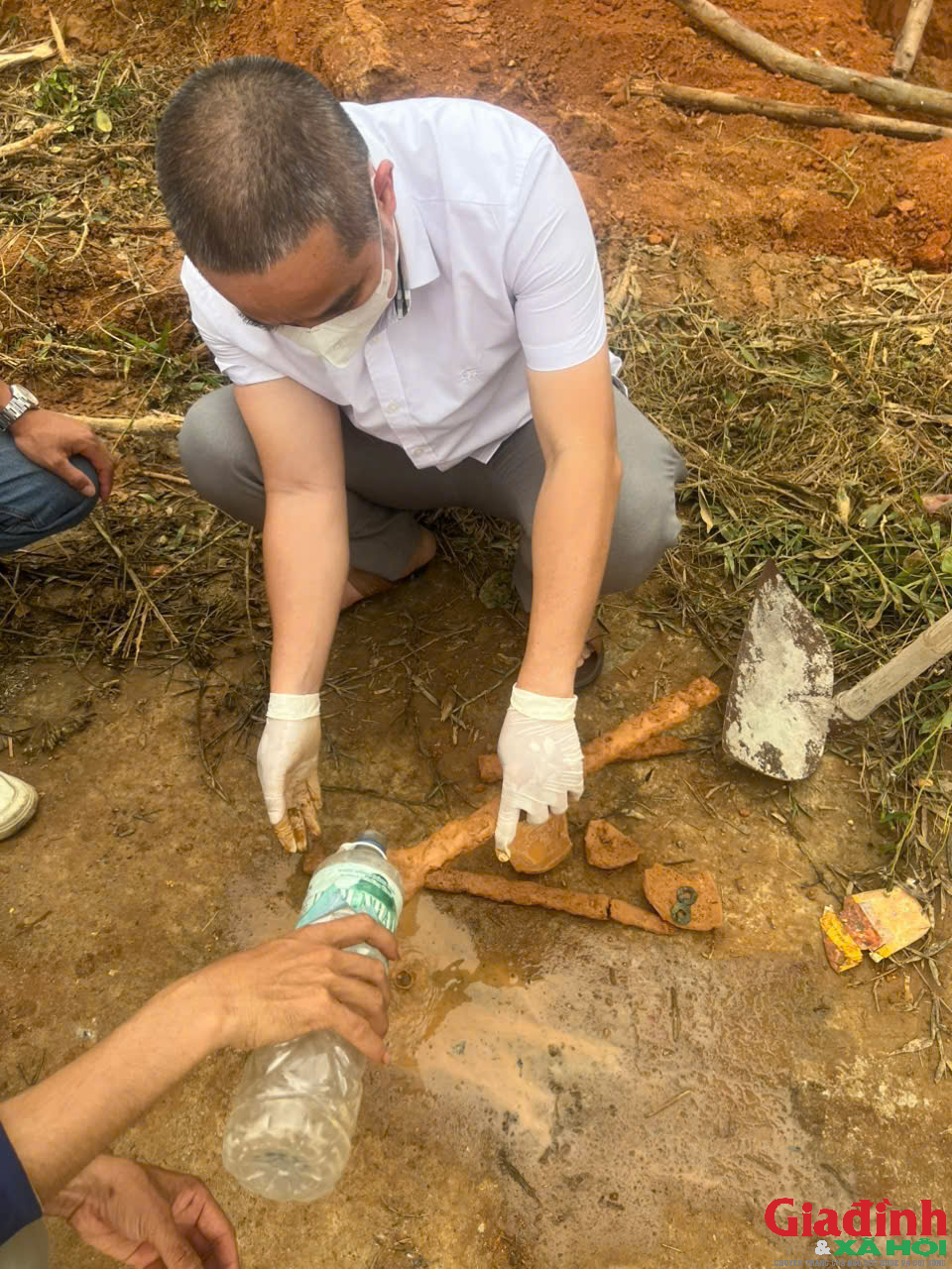 Đ&agrave;o đất l&agrave;m h&agrave;ng r&agrave;o, người d&acirc;n ph&aacute;t hiện mộ gạch cổ c&ugrave;ng kiếm, tiền cổ - Ảnh 9.