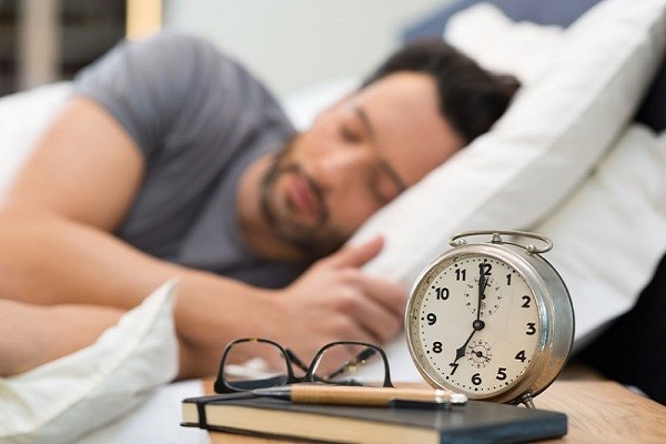 V&igrave; sao nhiều người lớn tuổi ngủ đủ giấc nhưng vẫn buồn ngủ v&agrave; mệt mỏi? - Ảnh 2.
