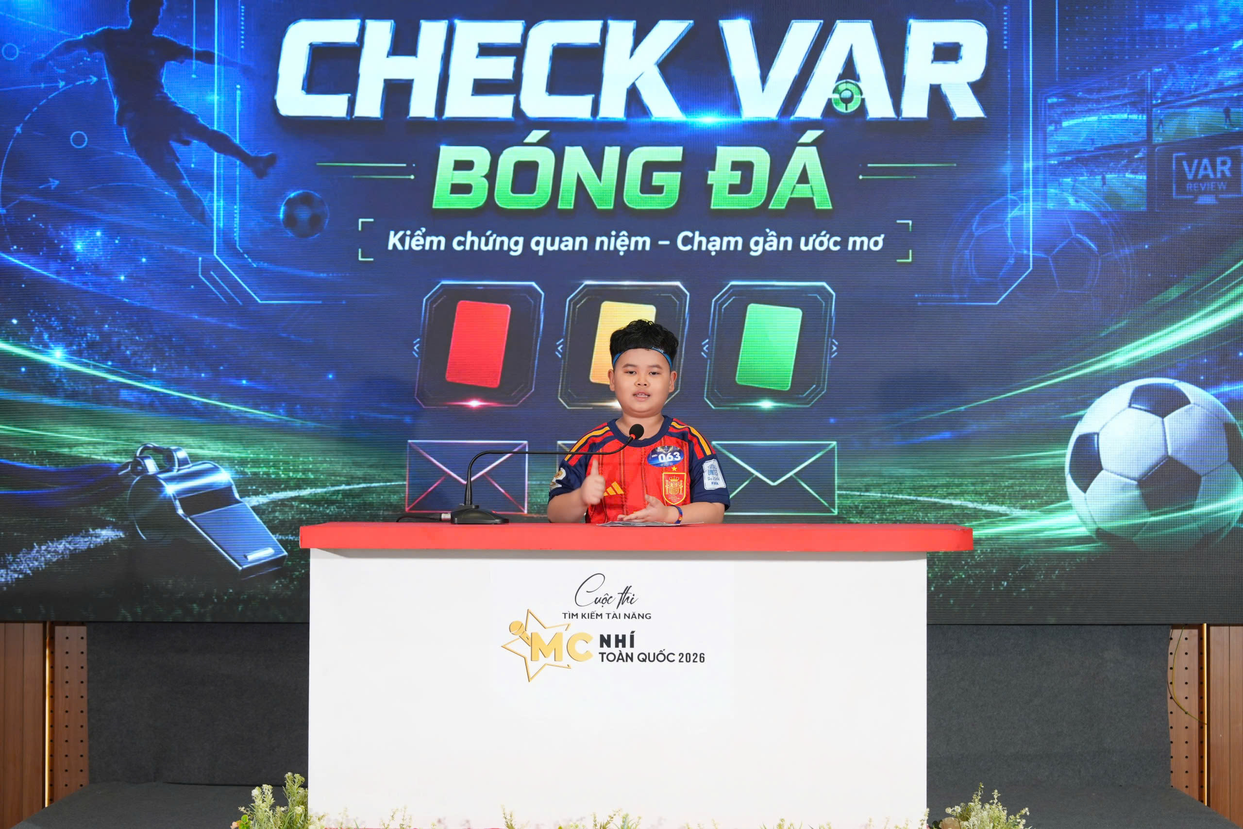'Chị Kính Hồng' Thanh Hằng: 'Không máy nhắc chữ hay kịch bản, các thí sinh nhí vẫn dẫn rất trôi' - Ảnh 3.
