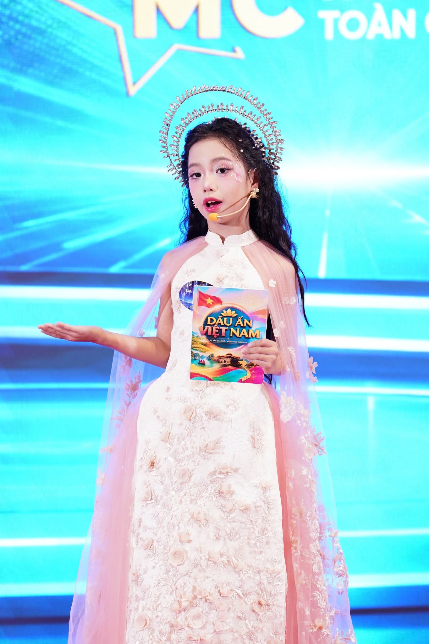 'Chị Kính Hồng' Thanh Hằng: 'Không máy nhắc chữ hay kịch bản, các thí sinh nhí vẫn dẫn rất trôi' - Ảnh 6.