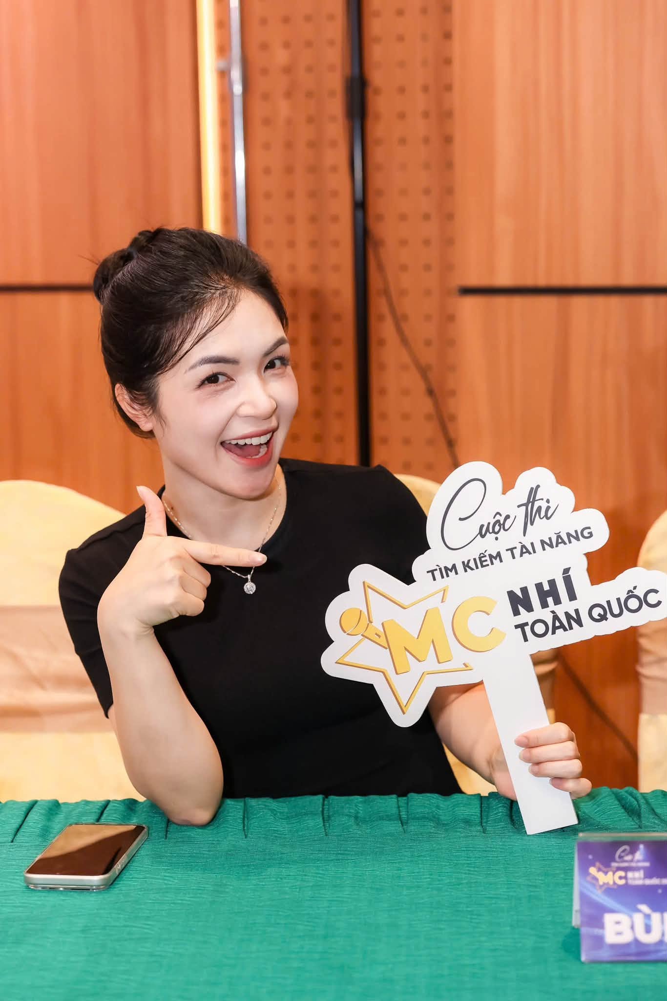 'Chị Kính Hồng' Thanh Hằng: 'Không máy nhắc chữ hay kịch bản, các thí sinh nhí vẫn dẫn rất trôi' - Ảnh 2.
