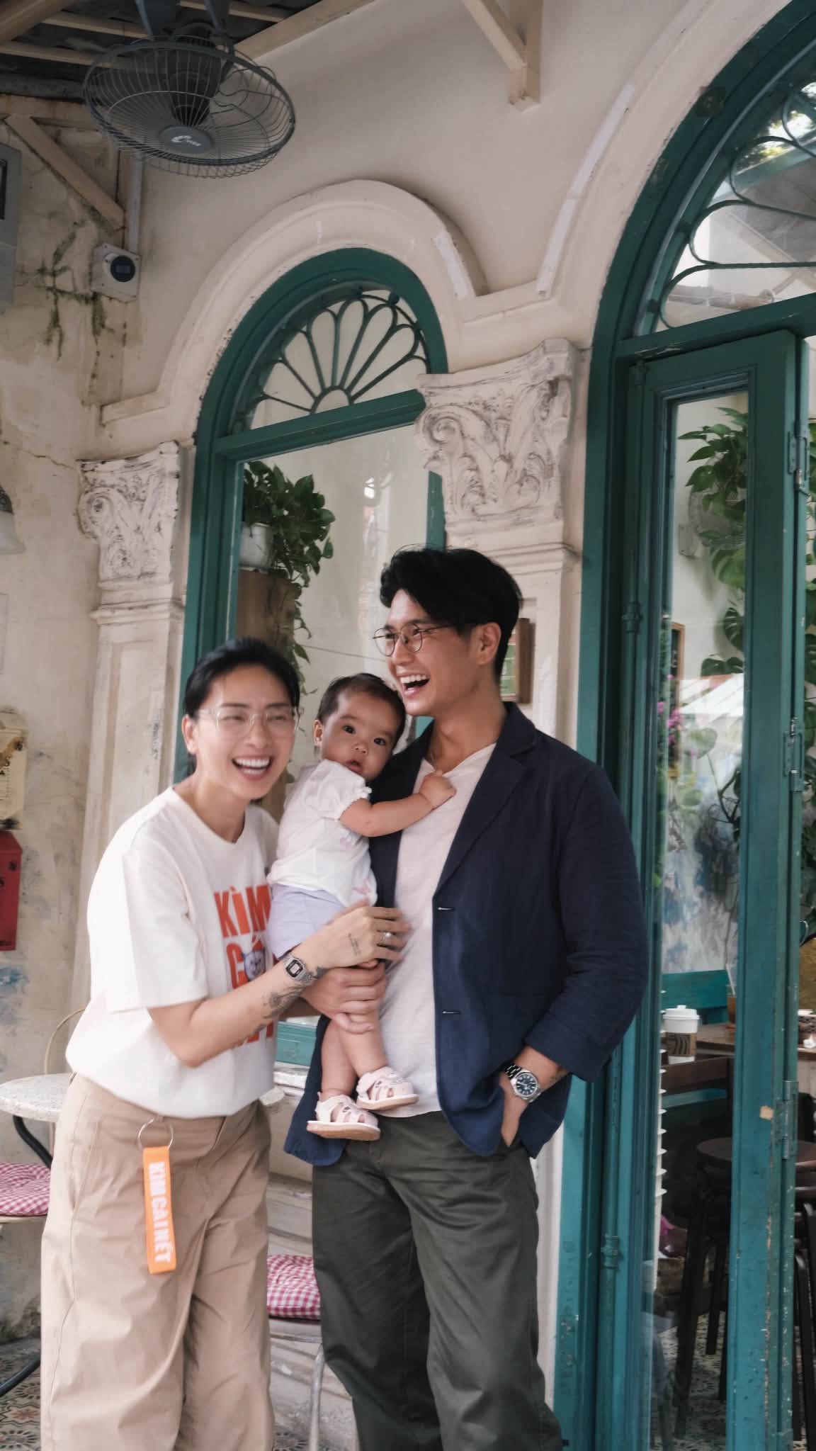 Gia đ&igrave;nh Ng&ocirc; Thanh V&acirc;n g&acirc;y ch&uacute; &yacute; với những khoảnh khắc đ&aacute;ng y&ecirc;u b&ecirc;n b&eacute; Gạo - Ảnh 3.